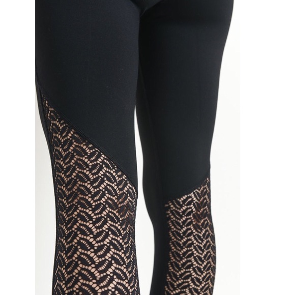 Black Mesh Detail Active Leggings - Picture 4 of 5